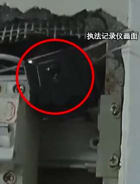 出租屋暗藏摄像头，小情侣无耐报警求助