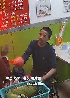 老人欲用包里食物换快餐 老板拒收给其免单