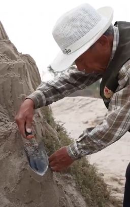 退休老人海边搞沙雕创作成网红