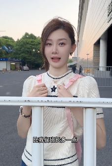 车模「张芮尔」搞笑对口型:这次考的比班长多一点!