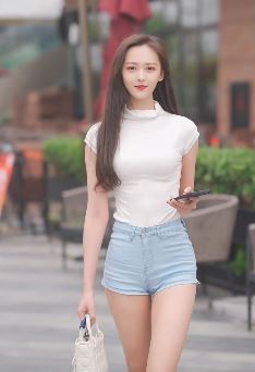大长腿小姐姐「小龙鼠」穿短裤街拍,这身材颜值到哪都是焦点!