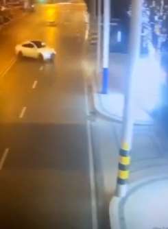 私家车行驶中失控撞上电线杆致2死3伤