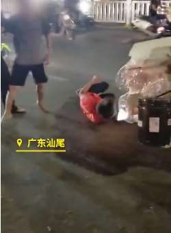 广东一男子因琐事街头殴打女环卫工