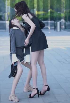 两个小姐姐真会玩 果然是一对好闺蜜！