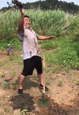 网红龙哥搞笑视频，这泥巴扔的够绝的！