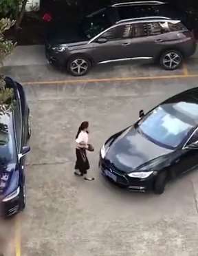 暴躁女司机：敢凶我？看我不撞你！