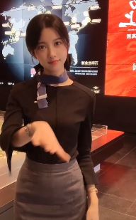 90后房产销售小姐姐穿职业装跳手势舞 网友:要不直接当主播吧