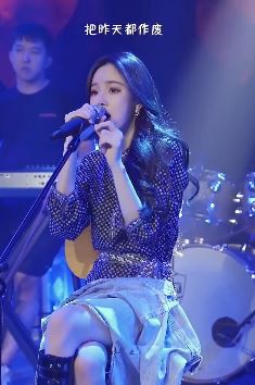 网红歌手「戴羽彤」翻唱热门歌曲《偏爱》