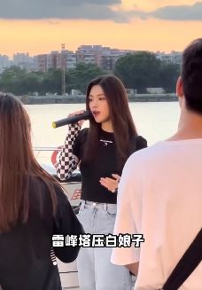 金钰晨小姐姐街头翻唱《千古绝唱》，谁又站在情海中，青丝随风为谁动！