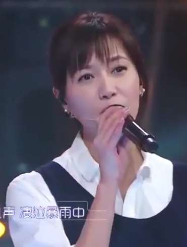 情歌对唱,刘恺威、徐静蕾对唱《相思风雨中》,唱的真不错!