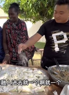 小伙非洲经商雇2个非洲土著当保镖，快过年了请他们吃饺子