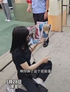 女儿幼儿园受侵害 妈妈拿照片校门口讨说法