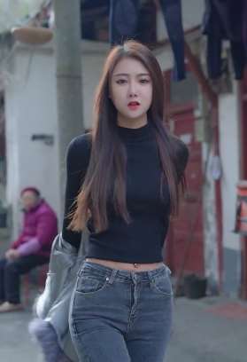 身材超赞小姐姐热舞，大爷大妈看的目瞪口呆！