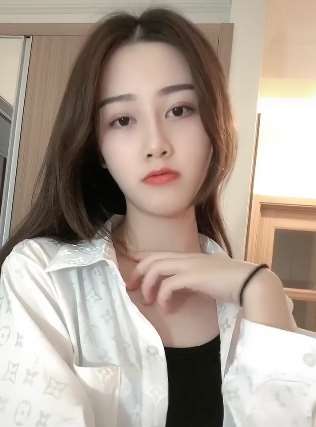 好有气质的美女给你养养眼，符合你的审美观吗?