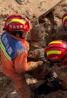 工地塌方工人被埋 消防员徒手挖泥救人