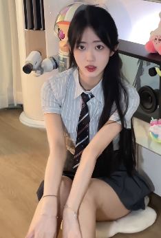 迷人小姐姐「鹿鹿很矮」穿JK制服夜分享日常随拍   网友:好甜哇