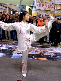 女子街头表演太极引众人围观