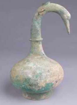 西汉墓葬发现一鹅首曲颈青铜壶 壶内装有3000ml古酒