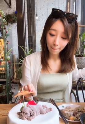 你猜美女吃的是什么？原来是个沙皮狗狗冰激凌