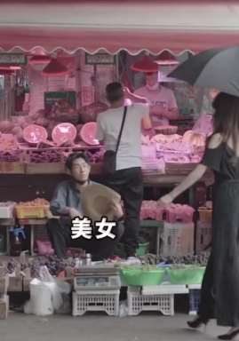 美女买水果遇无良小贩 将计就计让其自食恶果