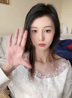 甜美小姐姐「桃子公主」给大家表演魔术,网友:调皮了