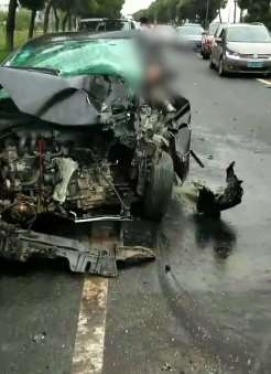 江苏一公交车与私家车相撞 私家车司机不幸身亡