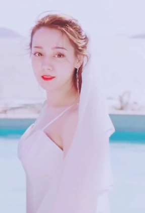 迪丽热巴婚纱造型美出新天际