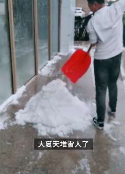 内蒙古巴彦淖尔遇强对流天气 部分地区降下黄豆大冰雹