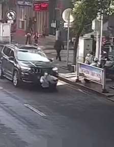 孰之过？女子斑马线上行走被卷入车底！