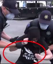 美国一女子身穿"我不能呼吸"衬衫被捕