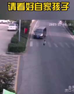 太危险了！小孩横穿马路致车辆撞上电线杆！