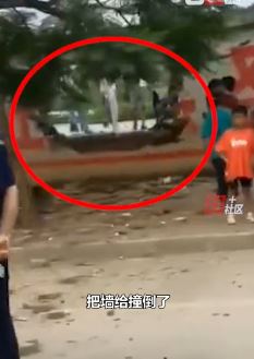 学员练车时不慎上演"穿墙术" 将驾校围墙撞出个洞