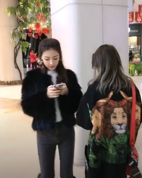 走路低头玩手机的后果,你也可能会遇到