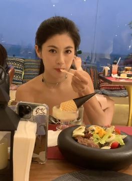 好看小姐姐「林可怡」分享三亚游玩vlog,一桌丰盛美食令人眼馋