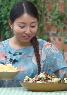 川妹子分享腊肉炒花菜做法 看着就流口水