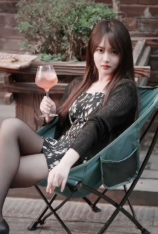 经不经典我不管,我就喜欢这一款!黑丝极品小姐姐「茉莉儿」认识一下吧!