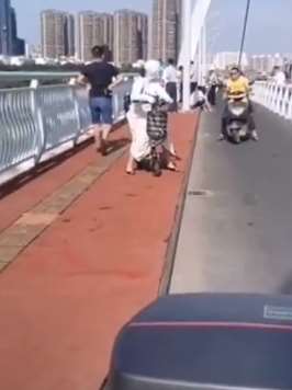 南宁一母亲将孩子抛下邕江