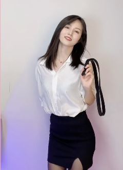 调皮小姐姐「小琳同学」拿皮带啪啪玩 网友:年轻人就是会玩