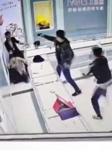 男子因厌世劫持商场女员工 民警用电击枪将其制服