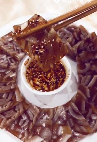 猪皮冻的做法，想吃猪皮冻的老铁可以按此教程做做!