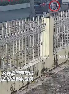 男孩旅游途中突发疾病 路过女兵紧急救援