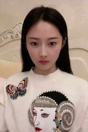 小姐姐气质这块拿捏的死死的，冷漠脸似乎更胜微笑脸一筹！