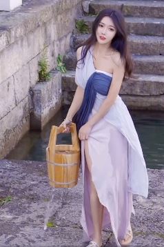 性感小姐姐「小辣园」零下二度提木桶打水做饭 网友:这是生火做饭的腿吗?