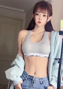 甜美小姐姐「一只鹿璃」性感穿搭秀身材,配文:泡面需要三分钟,泡我只需要一句话