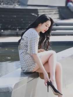 小姐姐光着脚走路是不是很潇洒