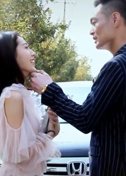 东北田小豆搞笑:看到美女急用钱,男子上前给她出个好注意!