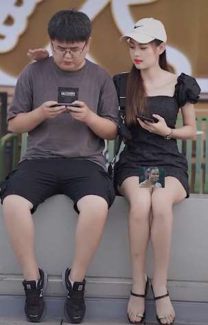 两美女调戏正玩游戏小哥 这么玩不吓死人才怪！