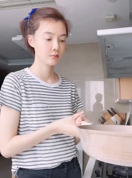 演员车晓分享日常做美食vlog，秋天第一张饼看看做的怎么样！