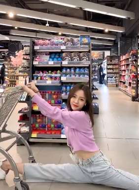 小姐姐穿牛仔裤劈叉 胆子也太大了！