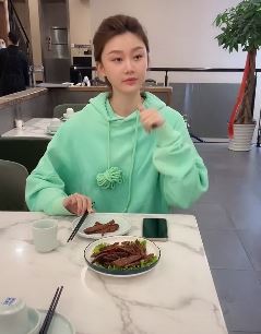 车模张芮尔搞笑买单:1块钱小费到底是给不给!